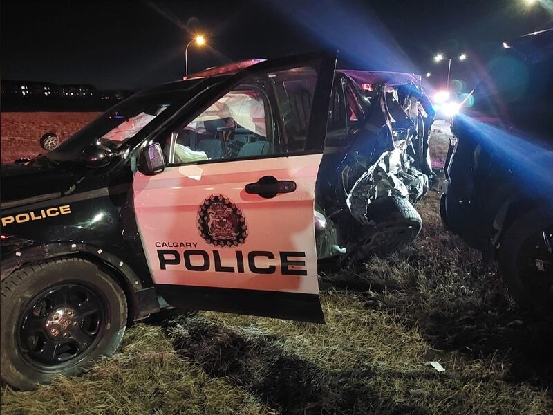 Calgary police officer injured conducting traffic stop on Stoney Trail