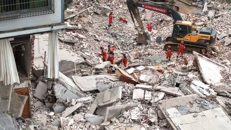 A strong quake in south China kills 2 and triggers evacuation of 7,000
