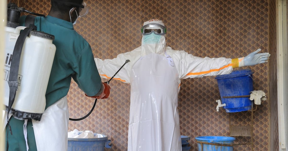 Ein Ebola-Behandlungszentrum wurde niedergebrannt, die Zahl der Todesopfer ...