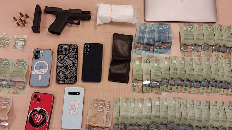 3 arrested in Kingston, Ont. after resident spots driver dropping off people in black masks