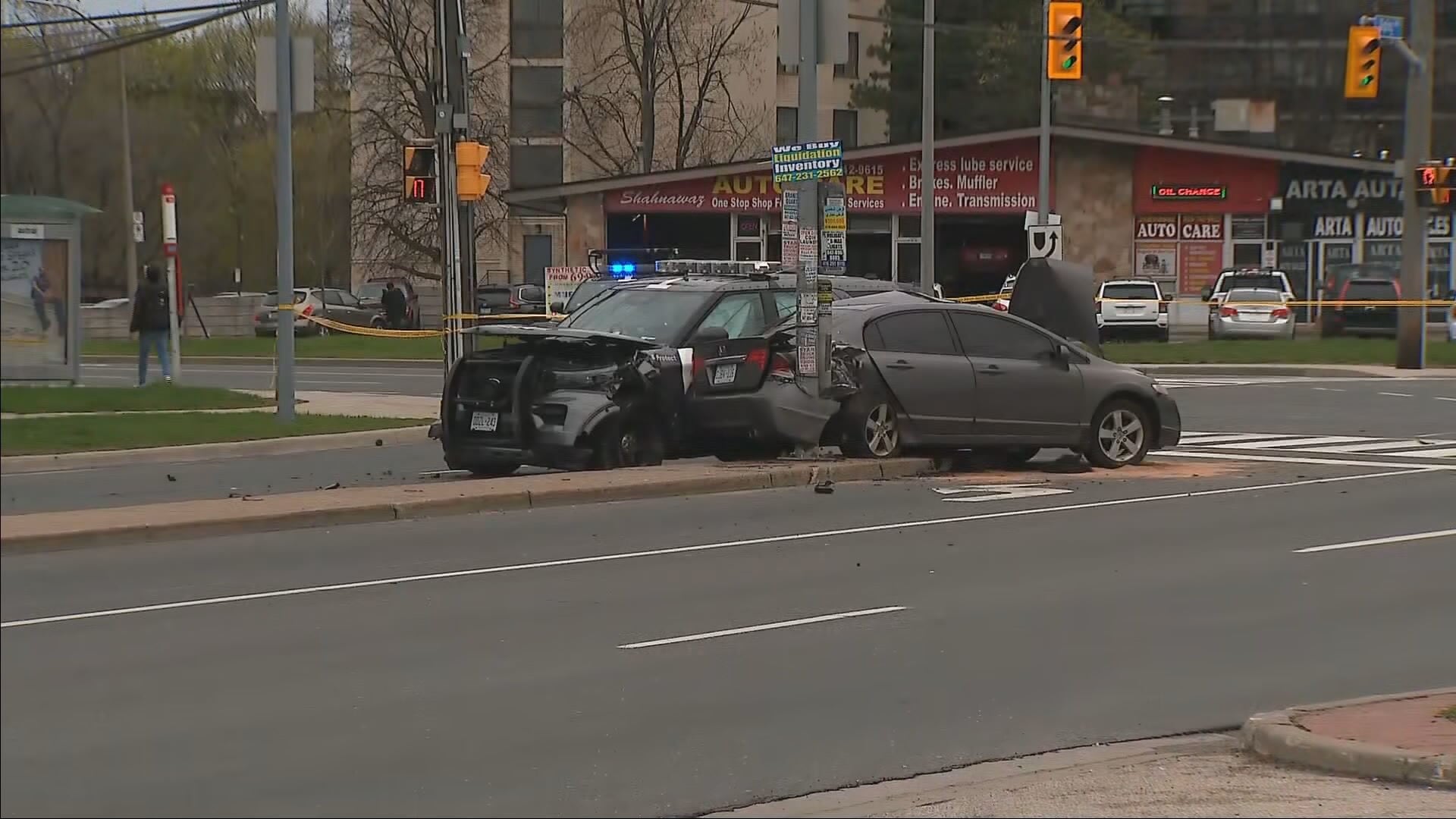 SIU investigating Etobicoke car crash that injured Toronto cop, 2 others