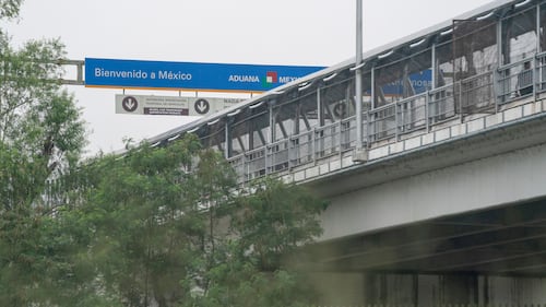 Capture of Mexico crime boss prompts blockades near U.S. border