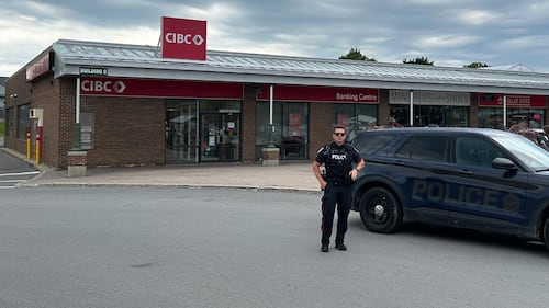Ottawa police investigating shooting during armed robbery outside bank in Manotick