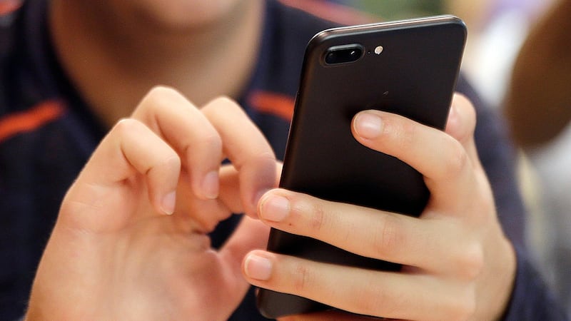 One Tech Tip: How to soothe thumb pain when texting and scrolling