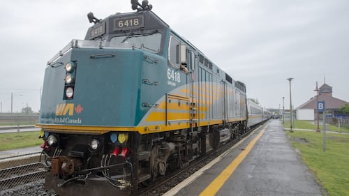 Feds to spend $1.9B to replace Via Rail locomotive fleet, build plant