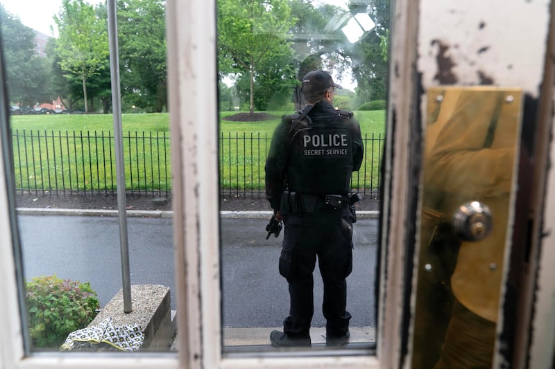 White House shooting: Suspect dead after approaching checkpoint