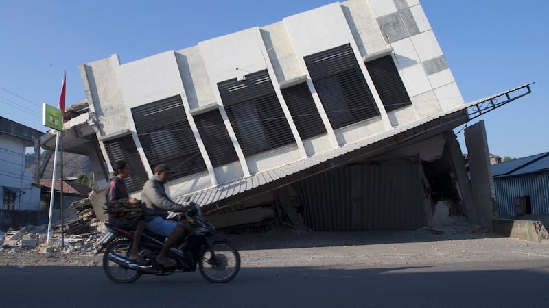 Thousands in Indonesia await aid after quake kills 68, overshadowing Independence Day