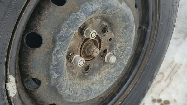 Quebec man warns drivers after finding lug nuts removed in possible TikTok ‘challenge’