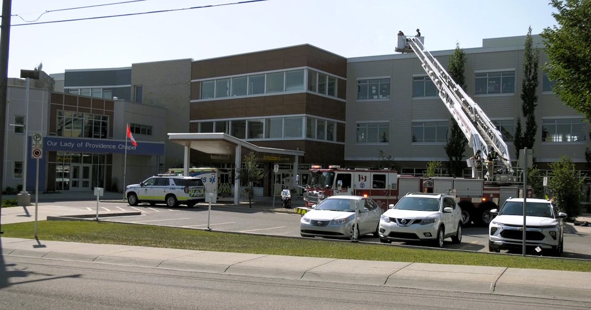 Calgary firefighters rescue injured worker from roof of Midnapore care home