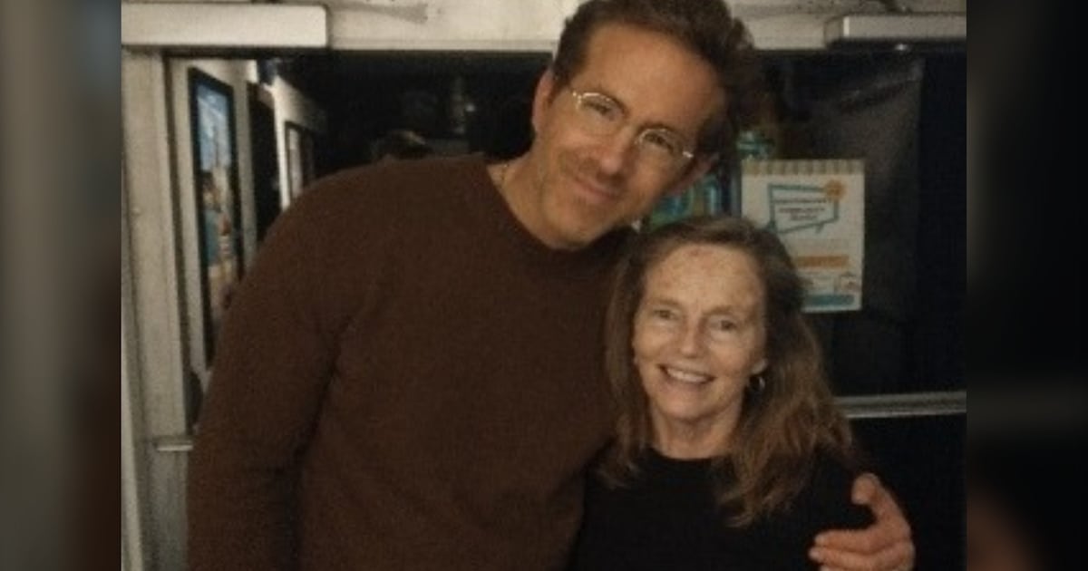Muskoka Drive In Ryan Reynolds and Blake Lively surprise staff at Muskoka drive-in