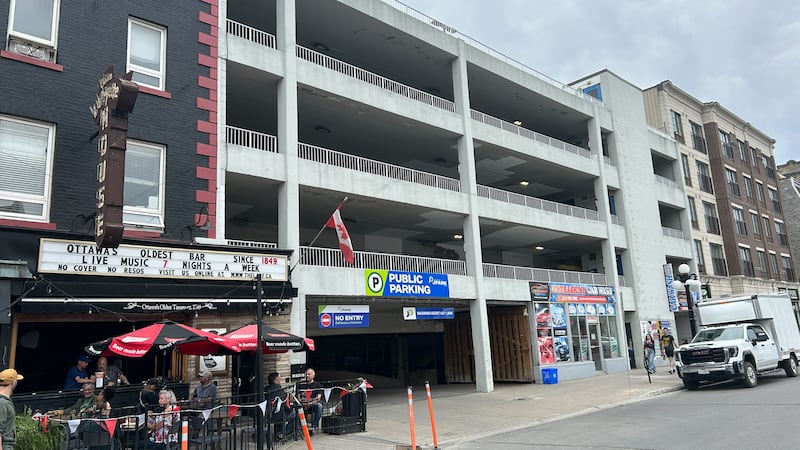 SIU investigating after man falls from parking garage in ByWard Market while fleeing from police