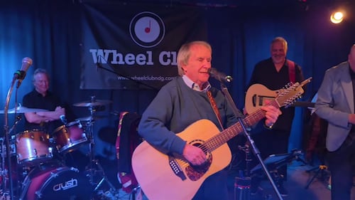 Chris de Burgh shocks fans at surprise set at The Wheel Club in Montreal’s NDG