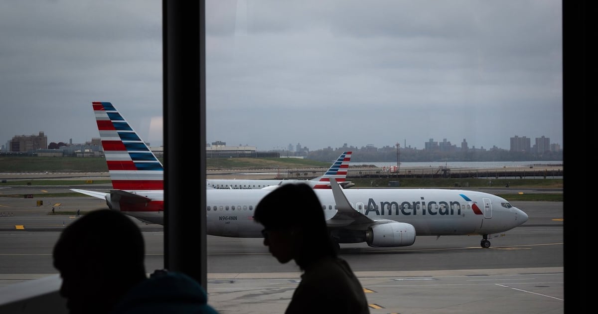 U.S. halts flights at busy East Coast airports, says fibre line cut at construction site - CTV News