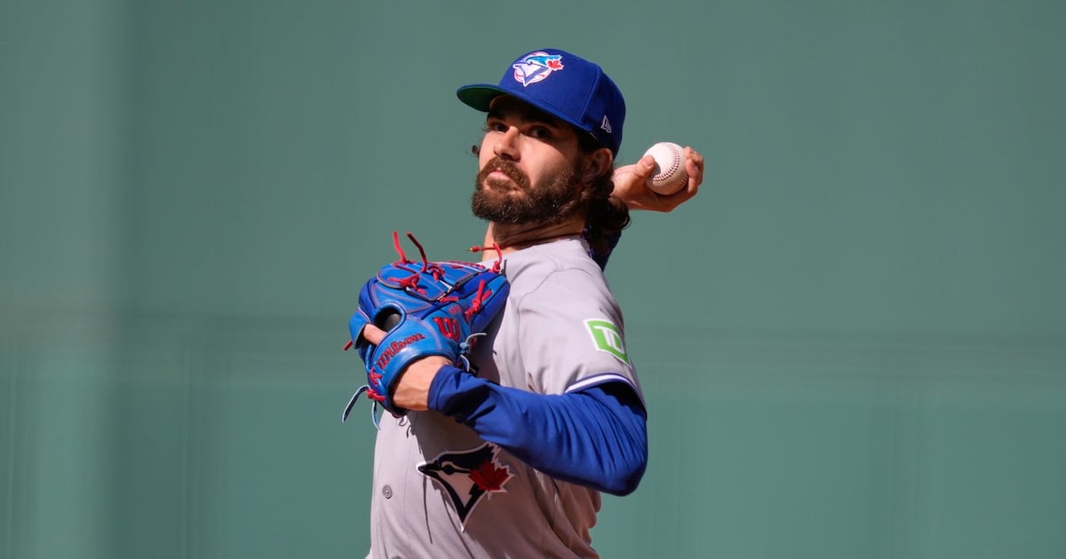 Toronto Blue Jays' Dylan Cease, người ném bóng mở màn, đã có một pha ném hạ đối thủ trong hiệp đầu giúp đội nhà thắng Boston Red Sox 6-0, thứ Bảy, ngày 25 tháng 7 năm 2026 tại Boston. (AP Photo/Charles Krupa) (Ảnh: Charles Krupa)
