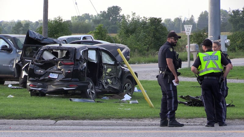 10 people injured following three-vehicle collision in Central Elgin