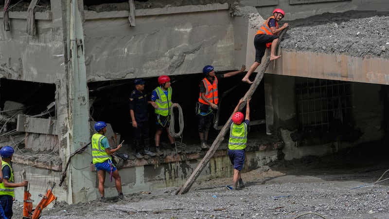 Nepal rescuers send air pipe into tunnel with trapped workers
