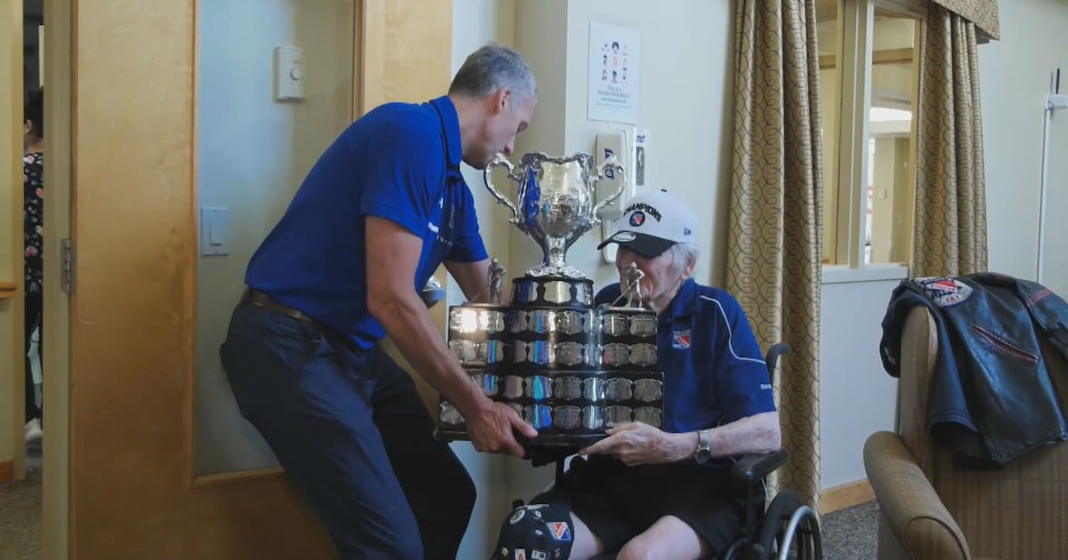 Kitchener Rangers bring Memorial Cup to 95-year-old former team president