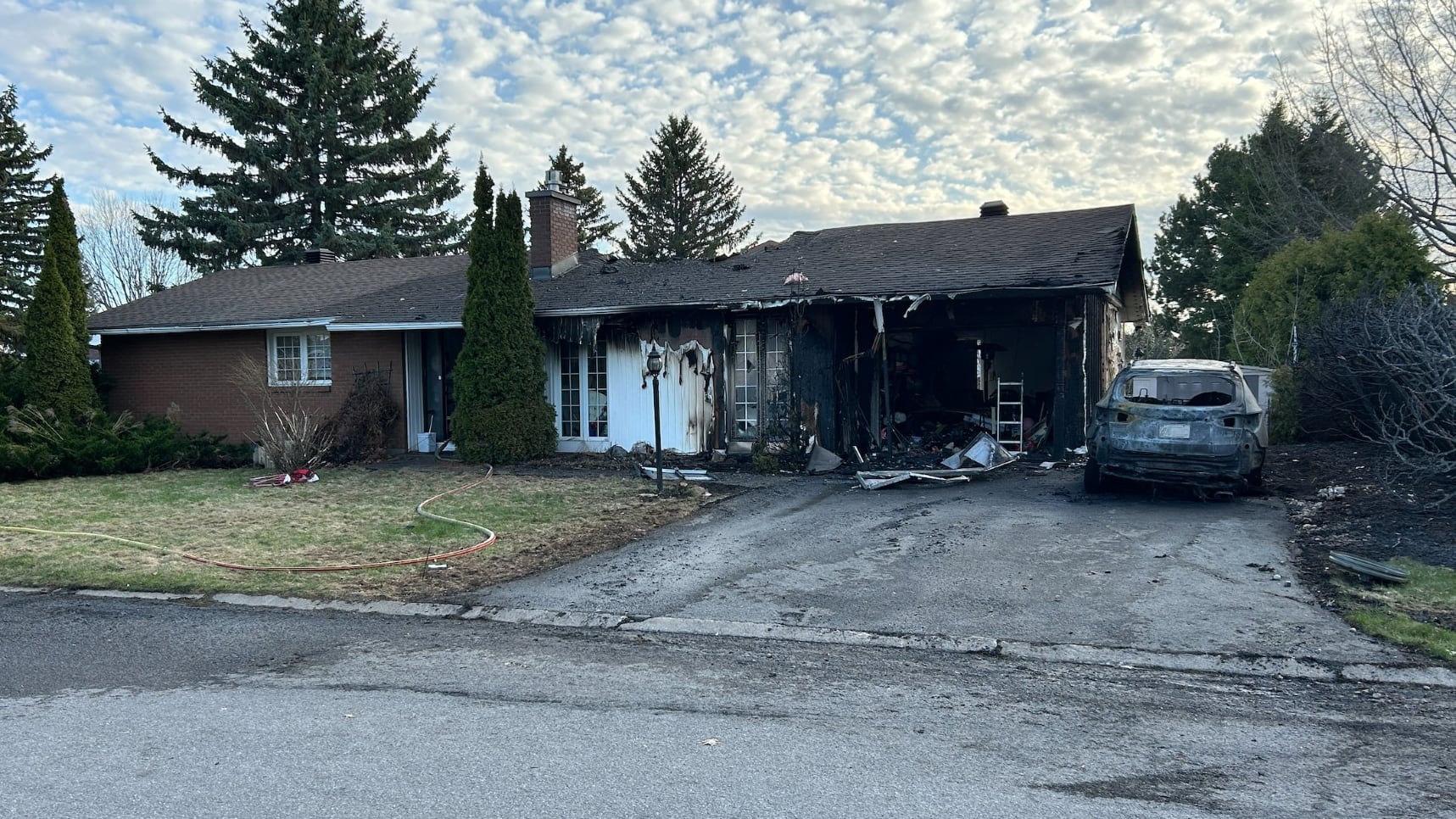 Ottawa firefighters respond to hedge fire that spread to house, vehicle