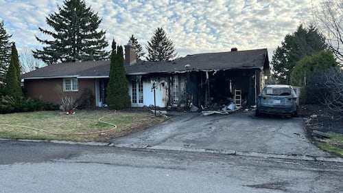 Ottawa firefighters respond to hedge fire that spread to house, vehicle