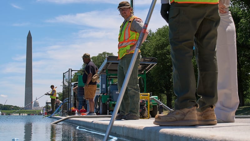 Trump administration uses hydrogen peroxide and tiny bubbles against algae in Reflecting Pool