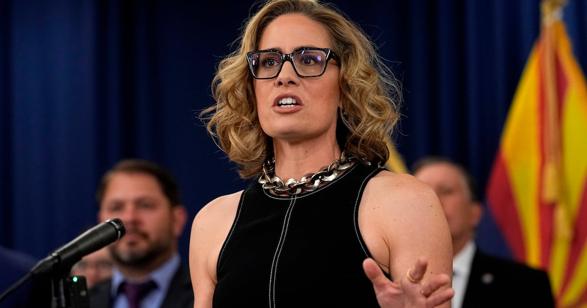 Die ehemalige US-Senatorin Kyrsten Sinema wurde verklagt, weil sie ...