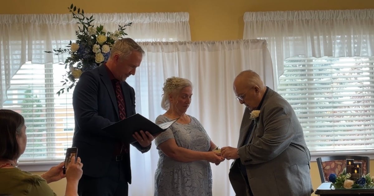 ‘We feel blessed:’ Ottawa couple tie the knot at senior living community