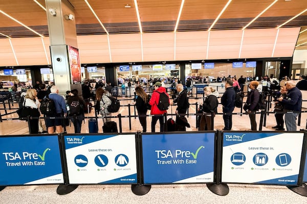 Flying through the U.S.? Here’s what officials say travellers should do as airport delays persist