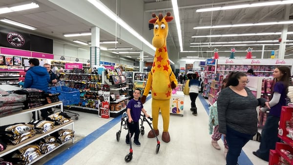 Starlight brings smiles to kids with serious illnesses during private Toys“R”Us shopping event in Ottawa