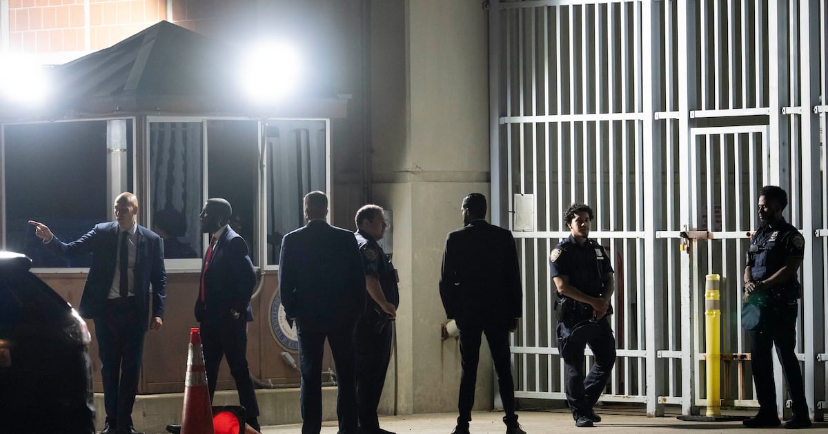 Photo: ctvnews.ca Law enforcement officers stand outside Metropolitan Detention Center ahead of a pre-trial hearing in former Venezuela