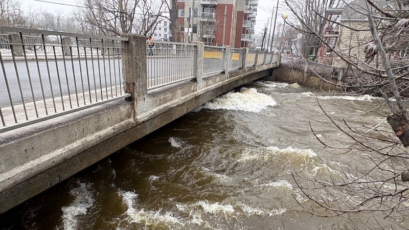 St-Jérôme, Que., closes bridge, distributes sandbags as water levels rise