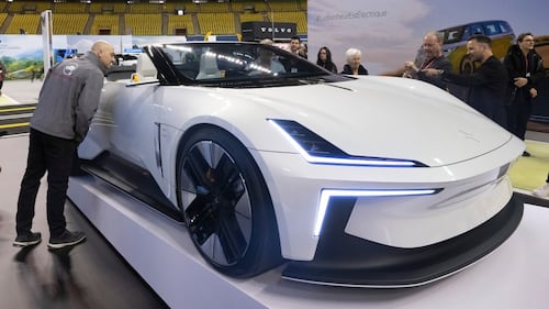 Quebec lowers electric vehicle sales targets for second time