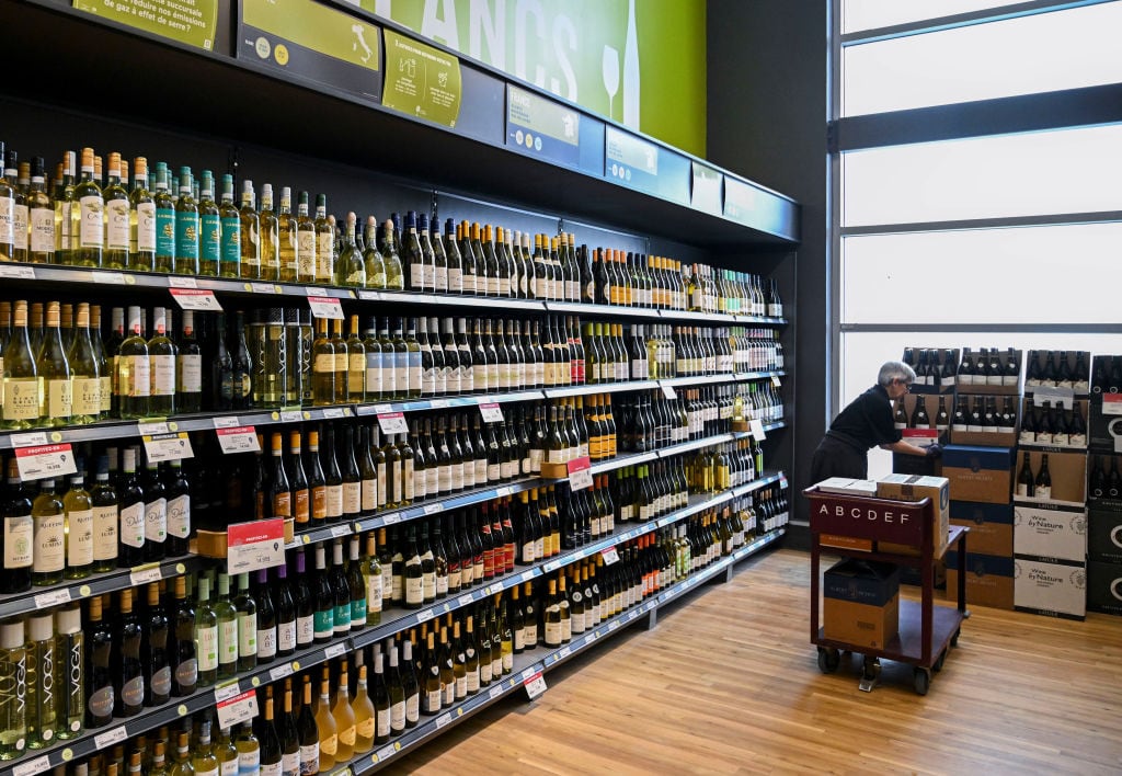 Small business federation urges Quebec to rein in SAQ’s retail expansion