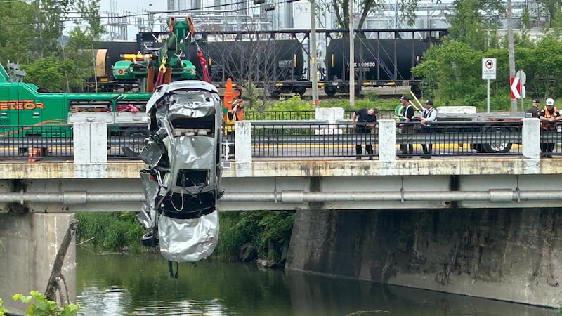 2 dead after vehicle plunges into river near Montreal during police chase