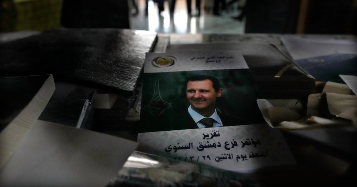 Lebanon detains Assad-era general and weighs his handover to Syria over ...