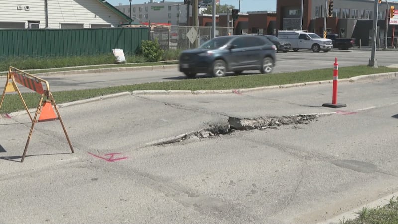 曼省高温导致道路“鼓包爆裂”！多条高速紧急维修，司机出行需提高警惕
