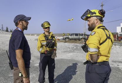 L-R: Dave Rockwood, Provincial Fire and Ground Search and Rescue co-ordinator with the Department of Emergency Management, with Elijah DeCoste and Dylan Mulder, fire crew members from Jeddore. (Source: Province of Nova Scotia)