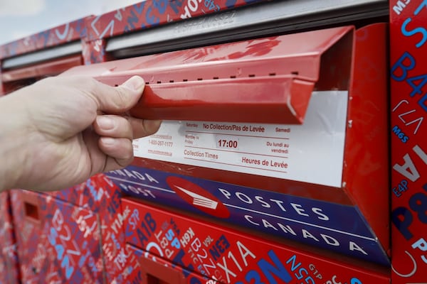 Flight attendant strike sets new precedent for Canada Post labour talks: lawyer