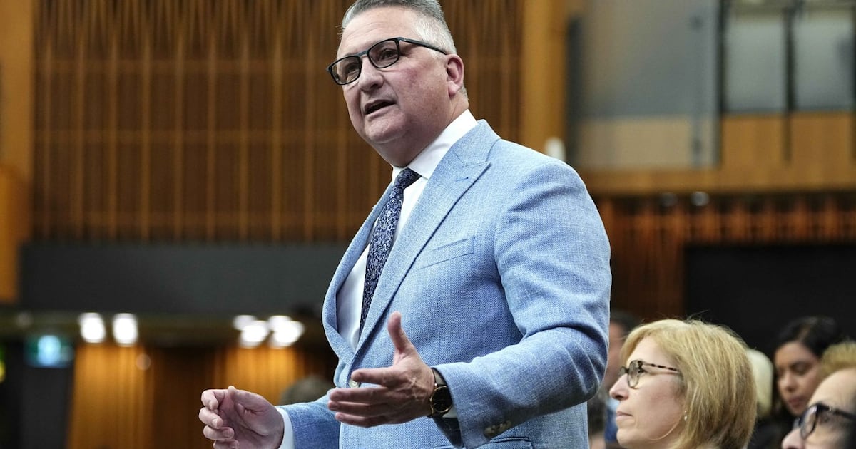 Federal government defends closure of seven research facilities