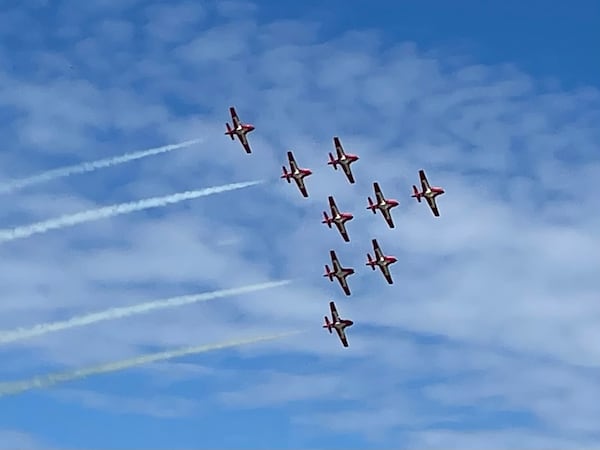 Canadian Forces Snowbirds hold hometown show, welcome new commanding officer