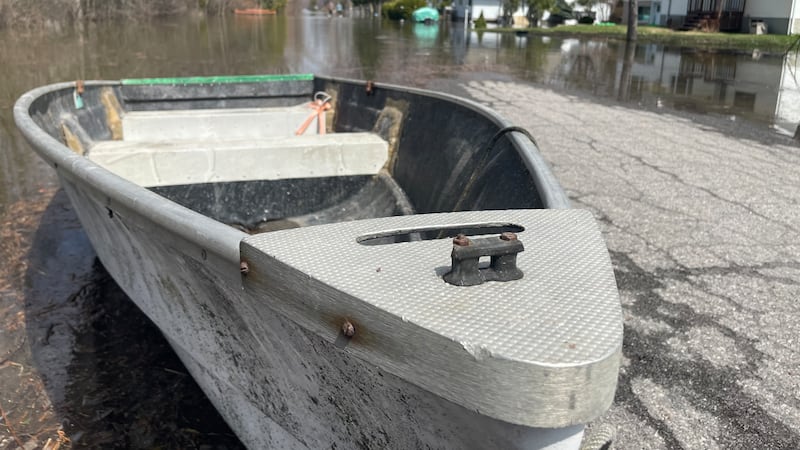 Ottawa River levels may have peaked in Rigaud, Que., as spring thaw submerges streets