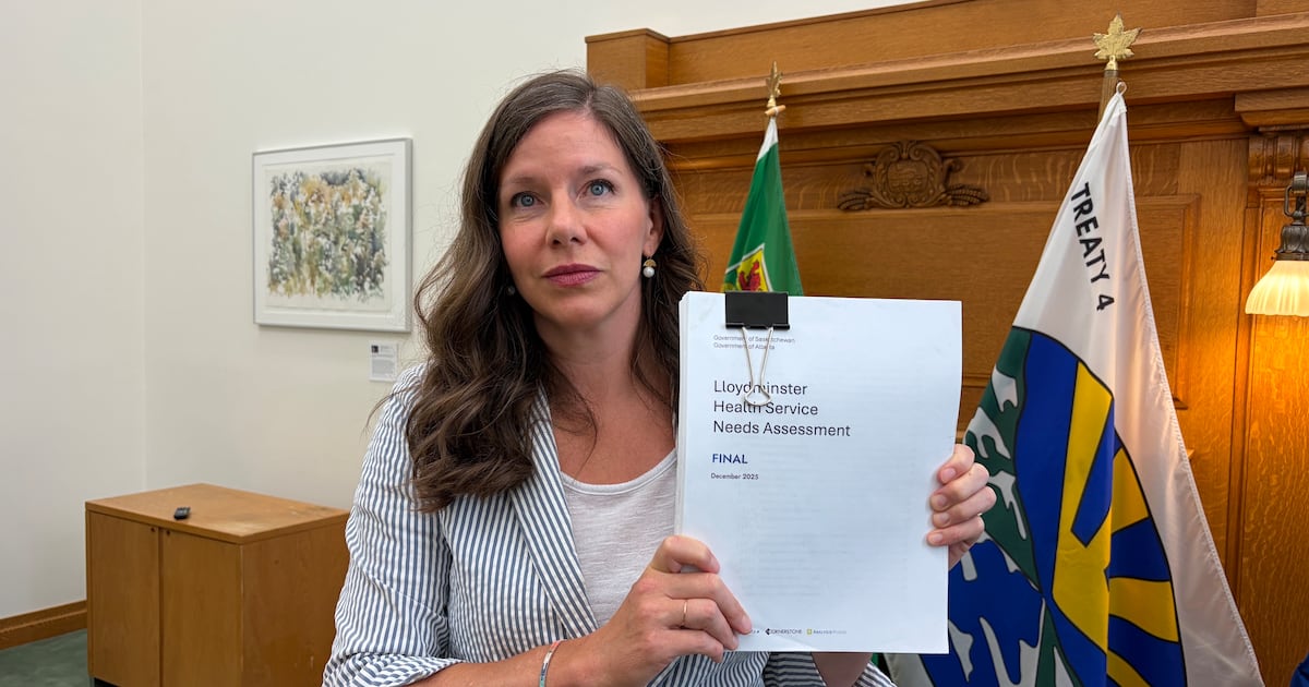 NDP MLA Meara Conway cầm bản đánh giá nhu cầu dịch vụ y tế Lloydminster. (Gareth Dillistone / CTV News) (Ảnh: CTVNews)