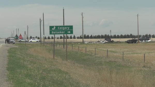2 dead, 3 hospitalized in Alberta highway crash
