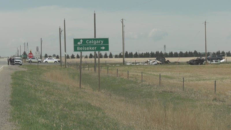 2 dead, 3 hospitalized in Alberta highway crash