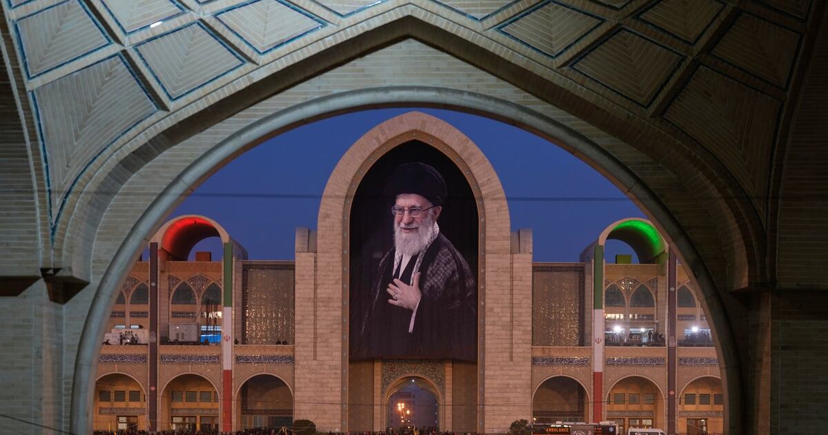 Kein Mojtaba: Khameneis drei Söhne bei der Beerdigung, nicht sein ...