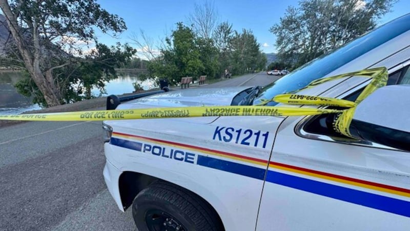 2 sent to hospital, 1 missing after vehicle plunges into river in Kamloops, B.C.