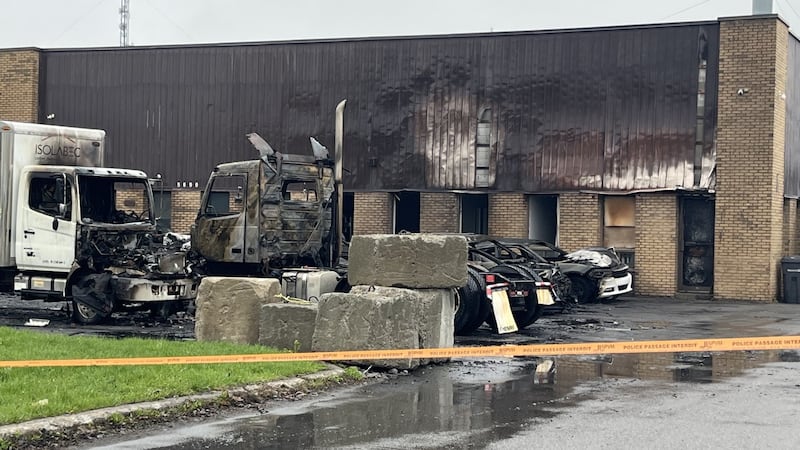 Fire destroys 3 trucks, damages 10 vehicles in Montreal