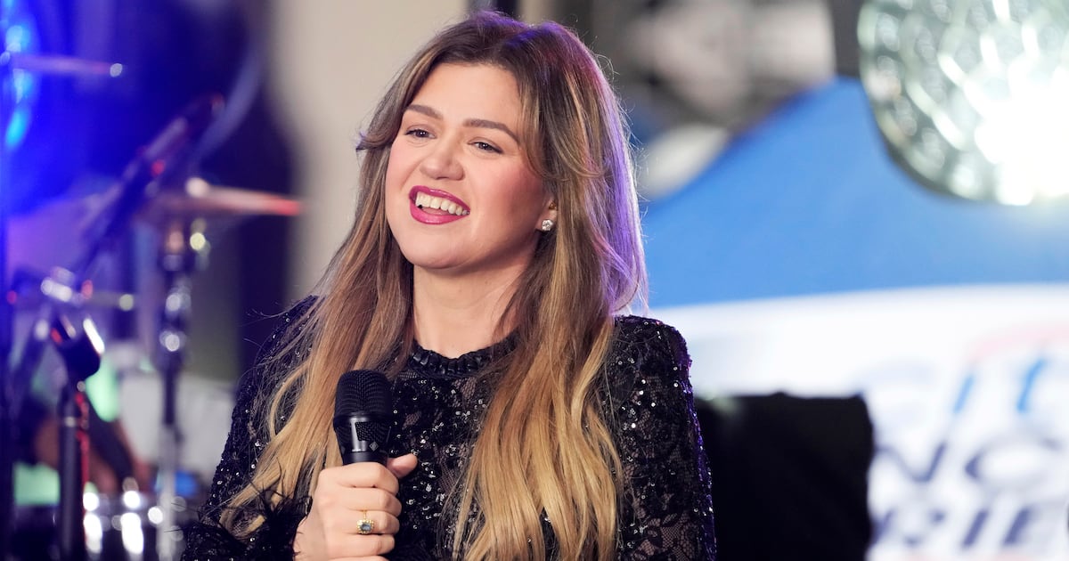 Kelly Clarkson and a Brooklyn store clashed on social media. Behind it ...