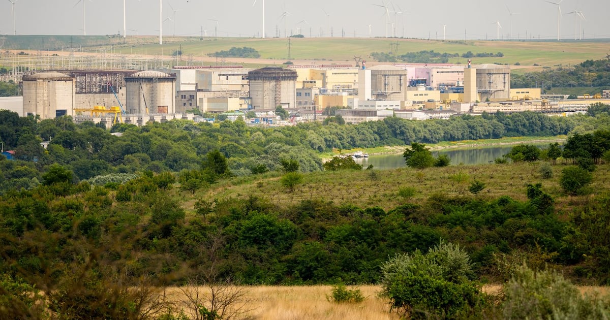 Romania begins shutdown of nuclear plant's 2nd reactor amid low water ...