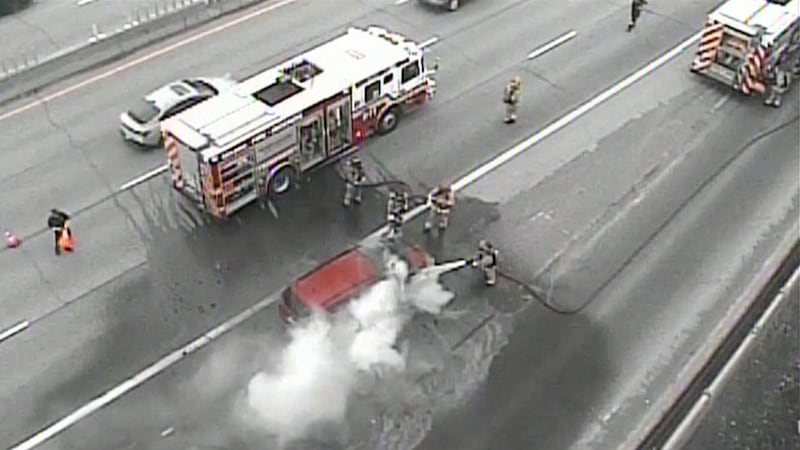 Vehicle fire closes lanes on Hwy. 417 in Ottawa during rush hour