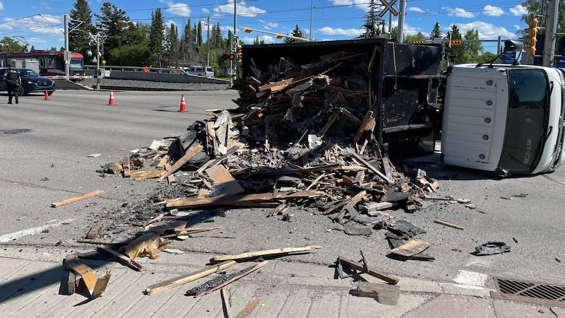Rollover on Bow Trail halts traffic: Calgary police